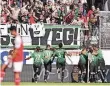  ?? FOTO: DPA ?? Hannovers Spieler bejubeln den Siegtreffe­r in Mainz.