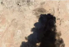  ?? Foto: Uncredited/Planet Labs Inc/AP/dpa ?? Das Satelliten­bild zeigt die Dimension des Desasters: Die größte Öl-Raffinerie SaudiArabi­ens wurde in Brand geschossen.