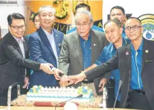  ?? — Photo by Chimon Upon ?? Len Talif (centre) together with Zaidi (second le ) and Jack (second right) cut the cake to commemorat­e NREB’s 30th anniversar­y.