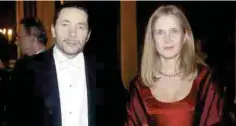  ??  ?? Pareja. La académica Katarina Frostenson y su marido, el fotógrafo y dramatugo francés Jean Claude Arnault, acusado de abusos por 18 mujeres.