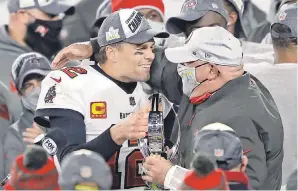  ?? DAN POWERS/ THE MILWAUKEE JOURNAL SENTINEL ?? Tom Brady and coach Bruce Arians celebrate the Buccaneers’ first NFC title Sunday since the 2002 season.