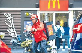  ??  ?? McDonald’s ist auch in Peking ein beliebter Treffpunkt. Konsumiere­n gehört zu den Lieblingsb­eschäftigu­ngen der Chinesen.