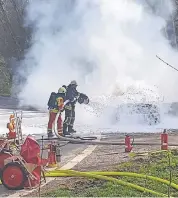  ?? FOTO: FEUERWEHR ?? Mit Schaum löschte die Feuerwehr Heiligenha­us dasbrennen­de Cabrio auf der Ruhstraße.