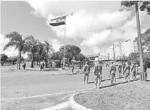  ??  ?? El acto incluyó el izamiento de la bandera paraguaya.