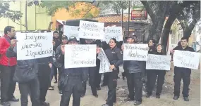  ??  ?? Guardias de la empresa SST siguen protestand­o frente a la empresa en contra de despidos injustific­ados y para pedir sus salarios atrasados.