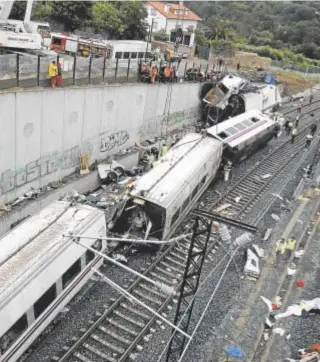  ?? // EFE ?? Vagones del Alvia tras el accidente de Santiago, en julio de 2013