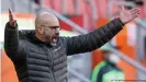  ??  ?? Ehrlich unzufriede­n, aber machtlos: Bayer-Trainer Peter Bosz