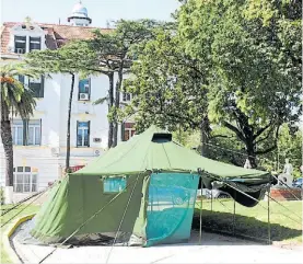  ?? THIEBERGER ?? Carpa. Para recibir pacientes en el hospital Piñero, de Flores.