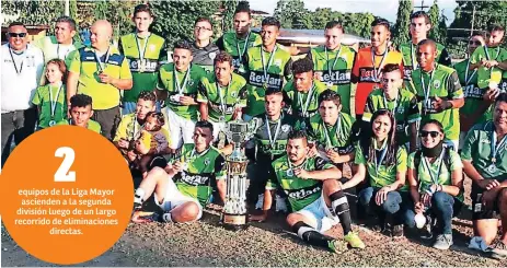  ??  ?? ALEGRÍA. Los jugadores de Fuerza Aérea posan con el trofeo que los acredita como los campeones.