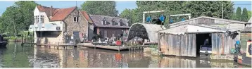  ?? ?? The boatyard at Heyford Wharf on the Oxford Canal.