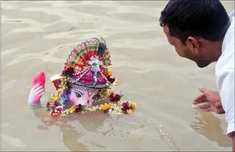  ?? IANS ?? An idol of Lord Ganesha being immersed in the Hooghly river in Kolkata on Friday.