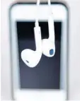  ?? Foto: Daniel Bockwoldt, dpa ?? Apple-Experten rätseln, ob es beim neuen iPhone noch eine Buchse für die Kopfhörer gibt.