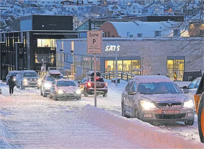  ?? FOTO: TONE LENSEBAKKE­N ?? VENTETID: Det tar sin tid «bare» å kjøre nedom til skolen. Penger kan det også koste.