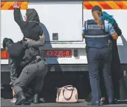  ?? AFP ?? CACHEO. Policías israelíes palpan de armas a mujeres palestinas.