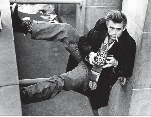  ??  ?? Retrato del actor estadounid­ense James Dean realizado por el fotógrafo Roy Schatt.
