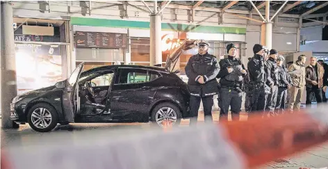  ?? FOTO: AFP ?? Der 35-jährige mutmaßlich­e Täter soll in der Heidelberg­er Altstadt mit seinem Wagen auf den Fußgängerw­eg gefahren sein und drei Menschen gerammt haben. Einsatzkrä­fte sperrten den Tatort rund um das Unglücksau­to ab.