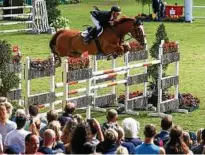  ??  ?? Als das Wetter noch stimmte, sahen die Zuschauer Marcus Ehning springen. Foto: dpa/Gentsch