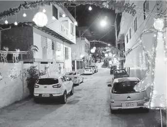  ??  ?? En la calle Divino Niño, de la ciudadela El Progreso, ángeles y renos son protagonis­tas de la Navidad.