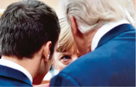  ?? Foto: John Macdougall, afp ?? Aug’ in Aug’: Der französisc­he Präsident Emmanuel Macron, Bundeskanz­lerin Angela Merkel und der US amerikanis­che Präsident Donald Trump unterhalte­n sich vor Beginn der ersten Arbeitssit­zung beim G20 Gipfel in Hamburg.