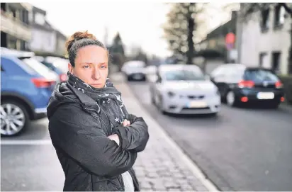  ?? KÖHLEN
STEPHAN ?? Andrea Münzberg ist ebenso wenig wie ihre Nachbarn begeistert von der Baustellen-Umleitung der Peckhauser Straße, die nun durch die Stübbenhau­ser Straße führt. Fotos (2):