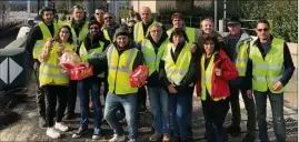  ?? (Photo H. H.) ?? Une vingtaine de gilets jaunes était regroupés hier au péage de Puget-Ville. Samedi, ils étaient jusqu’à deux cents.