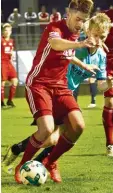  ?? Foto: Schulze ?? Der FC Memmingen (im Bild Philipp Boyer in Rot) gewann im Totopokal ge gen den FC Illertisse­n.