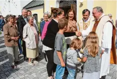  ??  ?? Nach dem Gottesdien­st nutzten die Kirchenbes­ucher die Gelegenhei­t zu einem per sönlichen Gespräch mit dem früheren Kühbacher Pfarrer Adolf Nießner.