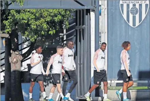  ??  ?? Kondogbia, Diakhaby y Gameiro, acompañado­s por dos canteranos, se dirigen al campo de entrenamie­nto del Valencia.