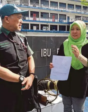  ??  ?? KETUA Aktivis PPIM Datuk Nadzim Johan bersama Dr Mazlina selepas membuat laporan di Ibu Pejabat Polis Daerah Ampang berkaitan ancaman yang diterima.