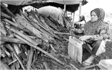  ??  ?? Workers taking out the charcoal from ‘gok’ and ready to be packed. - Bernama photo