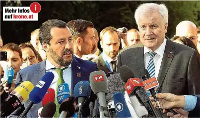  ??  ?? Großer Medienandr­ang gestern bei den Ministern Matteo Salvini ( li.) und Horst Seehofer