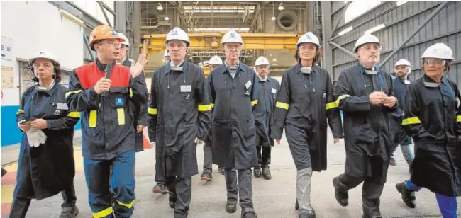  ?? // EP ?? La ministra, junto al presidente de la Xunta, Álberto Núñez Feijóo, en una visita a la planta de Alcoa en 2019