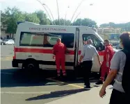  ??  ?? Soccorsi L’ambulanza inviata dal 118 alla stazione