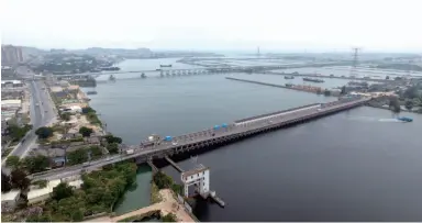  ??  ?? 2018 年 4 月 20 日，粤东地区的母亲河练江­入海口处，水面已呈灰黑色，与一道水闸之隔的海水­形成对比