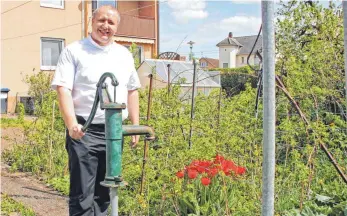  ?? SZ-FOTO: PRANDL ?? Der neue Pfarrer Krzysztof Myjak hat sogar schon Gemüse in seinem Garten gepflanzt. Das Haus in der Ehinger Straße hat die Kirchengem­einde angemietet.