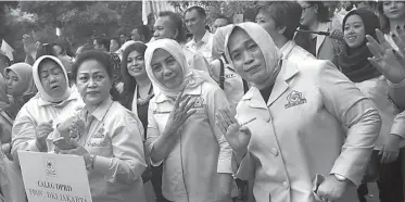  ?? SALMAN TOYIBI/JAWA POS ?? TREN MENINGKAT: Sejumlah caleg perempuan Partai Golkar untuk DPR dan DPRD menghadiri pelepasan di kantor DPD I Partai Golkar DKI Jakarta pada tahun lalu. Antusiasme perempuan ikut kontestasi Pemilu 2019 meningkat dibanding lima tahun lalu.