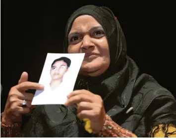  ?? Foto: Bernd Thissen, dpa ?? Saeeda Khatoon zeigt ein Bild ihres Sohnes. Er war 18 Jahre alt, als er im Feuer in einer Textilfabr­ik in Karachi starb. Nun will die Mutter Gerechtigk­eit und verklagt KiK. Der Textildisc­ounter war Hauptauftr­aggeber der Fabrik.