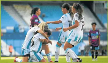  ?? PRENSA RACING ?? HISTORICO. El de ayer fue el primer partido que las chicas de Racing jugaron en el Cilindro.