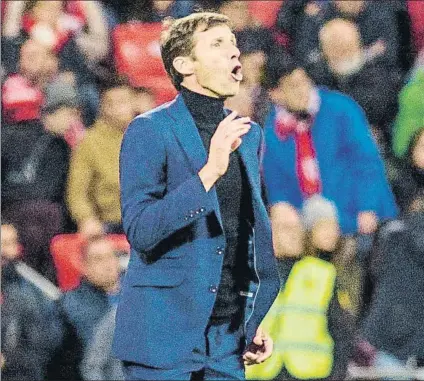  ?? FOTO: EFE ?? Ziganda da instruccio­nes a los leones en la banda de San Mamés en el derbi liguero frente a la Real Sociedad