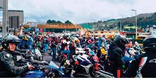  ??  ?? PRESENCIA. Los bikers se portaron respetuoso­s del Reglamento de Tránsito... hasta llegar a los límites entre la CDMX y Morelos, donde la autopista se reduce de tres a dos carriles.