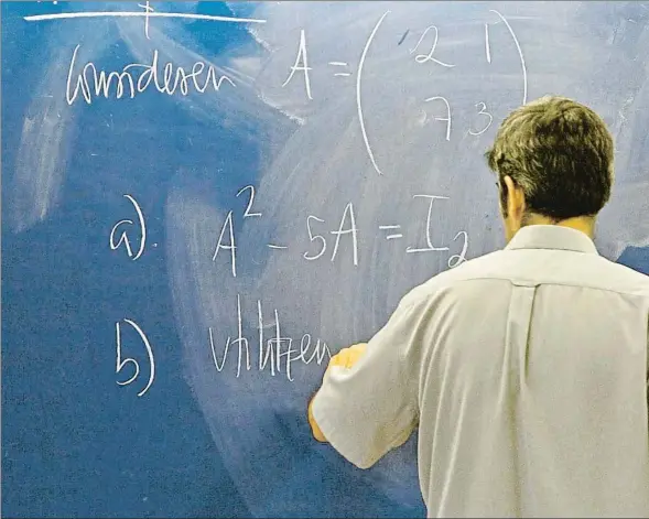  ??  ?? Para acceder al máster de profesor basta haber cursado 40 créditos de matemática­s en los estudios universita­rios, o 30 y superar una prueba