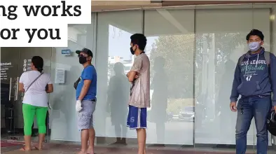  ?? JOEY O. RAZON/PNA ?? SOCIAL DISTANCE. People follow the recommende­d one-meter social distance while waiting for their turn to withdraw from an automated teller machine (ATM) at a bank along Sumulong Highway in Antipolo City, Rizal on March 18, 2020.