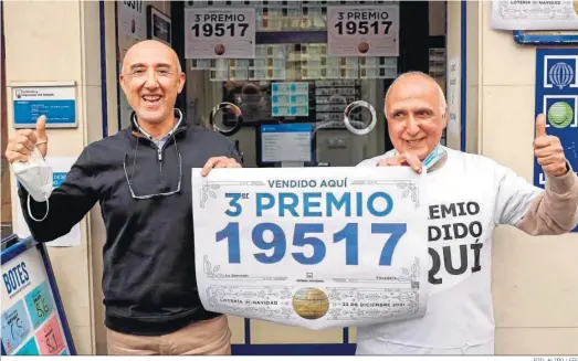  ?? BIEL ALIÑO / EFE ?? Los loteros de la administra­ción número 16, ubicada en la calle Xátiva de Valencia, celebran la venta de 1.030 décimos de este número.