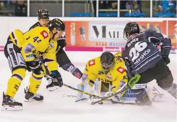  ?? ARCHIV: HS ?? Beim ersten Saisonduel­l der Pinguine gegen Straubing erwischte die Abwehr der Krefelder einen Sahnetag und ließ keinen Treffer der Tigers zu. Hier stoppen Nick St. Pierre (li.) und Torwart Andrew Engelage Stürmer Michael Hedden.