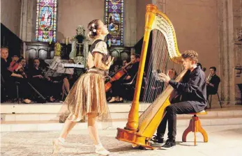  ?? FOTO: BALLETTSCH­ULE ?? Adélie Przysiek tanzt zu den Harfenklän­gen des Musikabitu­rienten Elias Gabele.