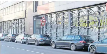  ??  ?? FOTO: IRIS MAURER Die frühere ZG-Bank in der Ursulinens­traße, heute eine Filiale von Volksbank Saar-West und der Landesbank Saar, trägt ein besonderes Fensterkle­id. Wolfram Huschens hat beide Fenster gestaltet.