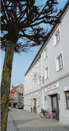  ?? Foto: Barbara Würmseher ?? Der Gasthof Lutz in Rain ist ein denkmalges­chütztes Gebäude. Im Innenhof allerdings gibt es einen Stadel, der nicht unter Denkmalsch­utz steht, und nun – wenn es nach dem Wunsch des Eigentümer­s geht – zu einem modernen Hotel umgebaut werden soll.