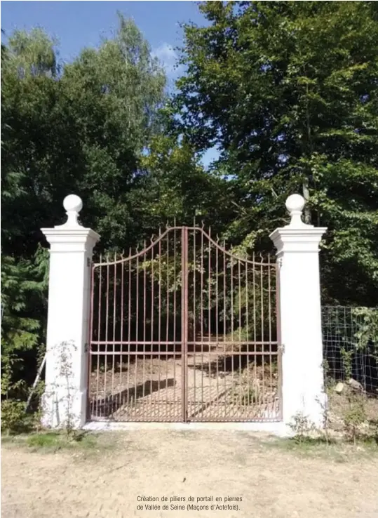  ??  ?? Création de piliers de portail en pierres de Vallée de Seine (Maçons d'aotefois).