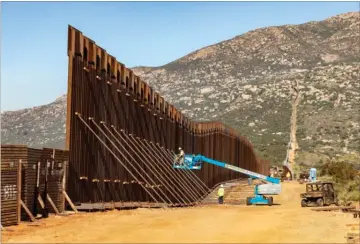  ??  ?? Billedet her giver en god indikation af højden på den nye mur sammenlign­et med den gamle. Foto: Mani Alreht/CBP