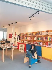  ??  ?? Fradique. Livraria de rua tem espaço para curso e abriga café e biblioteca com 4 mil títulos